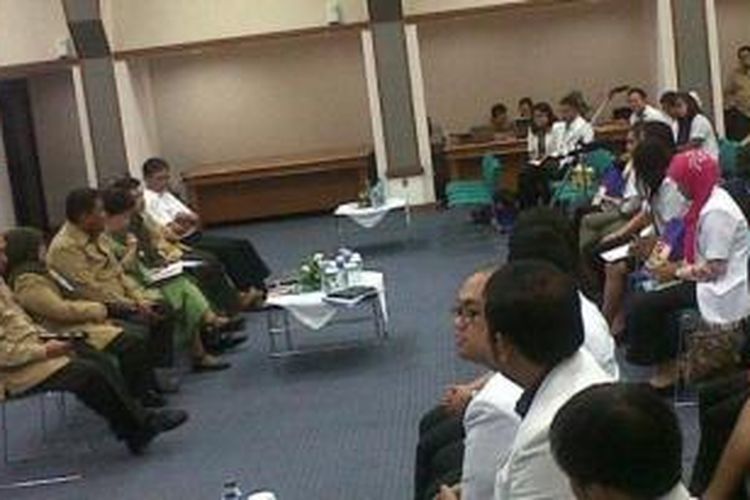 Menteri Kesehatan Nafsiah Mboi melepas ratusan dokter PTT di Jakarta (28/4/14).