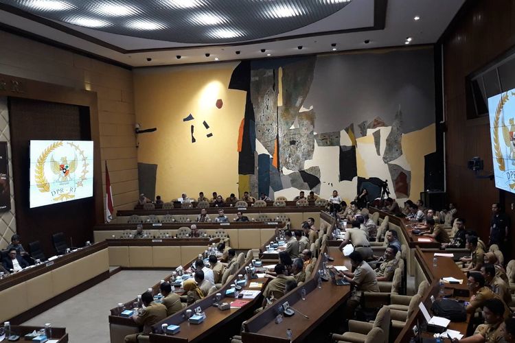 Rapat kerja antara Kemendagri dengan Komisi II DPR di Kompleks Parlemen, Senayan, Jakarta, Selasa (26/11/2019).