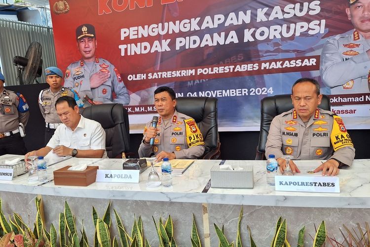 Kapolda Sulsel Irjen Pol Yudhiawan Wibisono saat memberikan keterangan terkait beberapa kasus dugaan korupsi didampingi Kapolrestabes Makassar dan Dirreskrimsus Polda Sulsel di Mapolrestabes Makassar, Senin (4/11/2024).