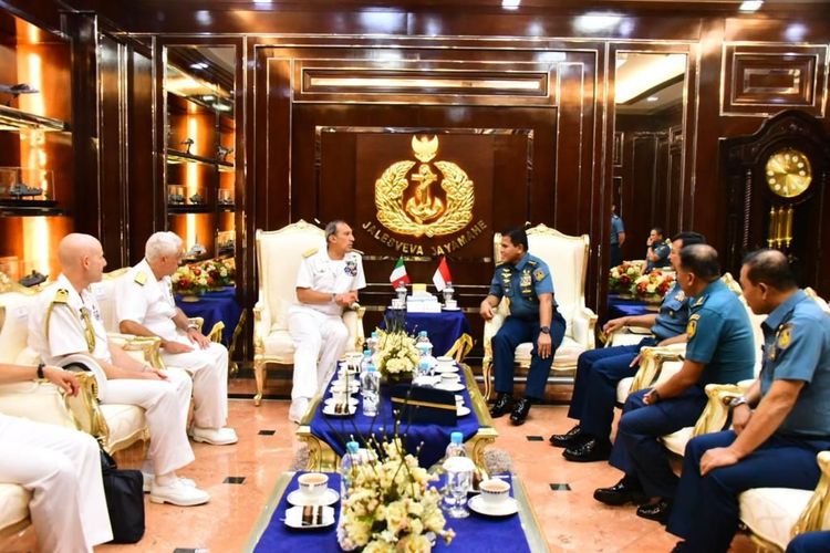 Deputy Chief of The Italian Navy atau Wakil Kepala Angkatan Laut Italia, Vice Admiral Giuseppe Berutti Bergotto, menemui Kepala Staf TNI AL (KSAL) Laksamana Muhammad Ali di Mabesal, Cilangkap, Jakarta Timur, pada Kamis (20/7/2023).