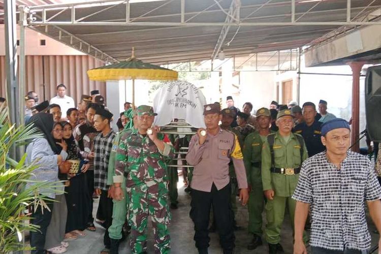 Prosesi pemakaman Sukidi anggota Linmas TPS 1 Bulus Kidul, Candibinangun, Kapanewon Pakem, Kabupaten Sleman. (Foto dokumentasi Polsek Pakem).