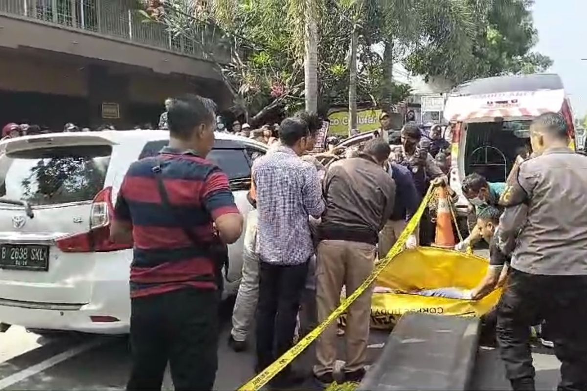 EVAKUASI--Polisi mengevakuasi jasad seorang pria berinisial MSA (56), warga Desa Kori, Kecamatan Sawoo, Kabupaten Ponorogo, Jawa Timur ditemukan tewas tak bernyawa di dalam mobil yang terparkir di depan Pasar Dolopo, Kecamatan Dolopo, Kabupaten Madiun, Jawa Timur, Jumat (22/3/2024).
