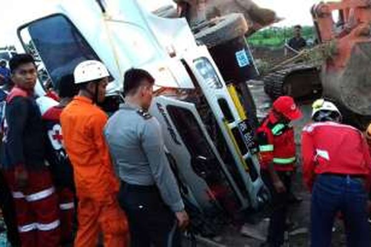 Kecelakaan truck ready mix yang terjadi  di ring road kenyamukan Kabupaten Kutai Timur Rabu (07/12/2016). Truck yangterguling ke dalam parit sedalam 3 meter karena jembatan yang dilaluinya ambruk.