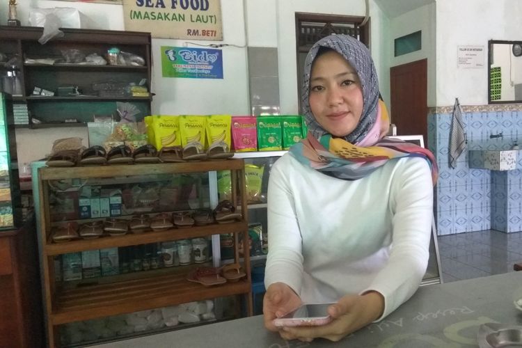 Caleg termuda PDIP Kabupaten Pangandaran, Rara Agustin saat ditemui di rumahnya, di Ciganjeng, Kecamatan Padaherang, Kab Pangandaran, Jumat (17/5/2019).