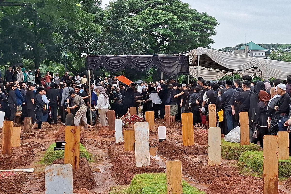 Biru, Hujan, dan Air Mata: Momen Haru di Pemakaman Vidi Aldiano