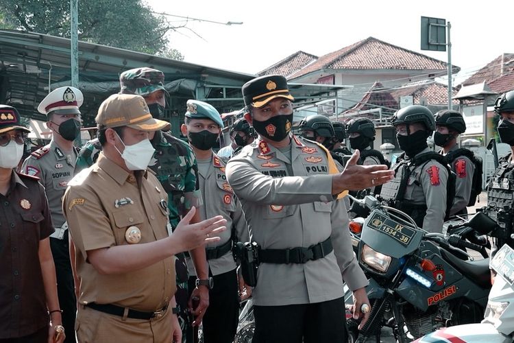 Kapolres bersama Forkopimda Kabupaten Pemalang mengenalkan tim urai kemacetan usai apel gelar pasukan di Alun-alun Kabupaten Pemalang