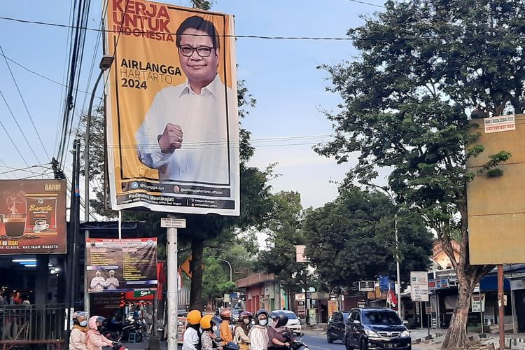 Baliho bergambar ketua umum Partai Golkar, Airlangga Hartarto di depan bekas stasiun Blora, Jumat (6/8/2021)