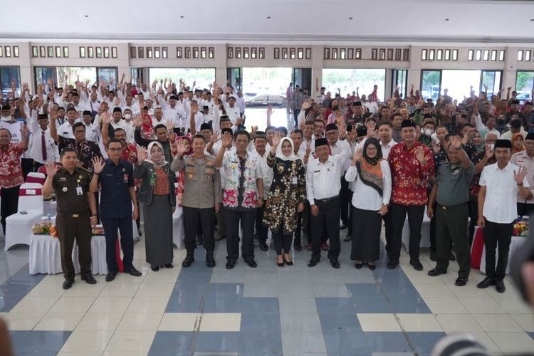 Para cakades yang maju dalam kontestasi politik Pilkades gelombang I Kabupten Klaten turut menandatangani komitmen damai, Selasa (27/6/2023).