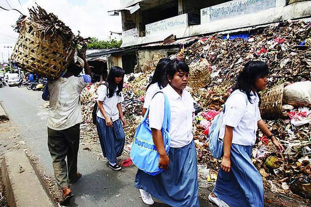 Pejalan kaki melewati gundukan sampah di pinggir jalan di Pasar Ciputat, Tangerang Selatan (Tangsel), Selasa (2/2). Sampah merupakan salah satu permasalahan di wilayah Tangsel sehingga perlu penanganan segera.