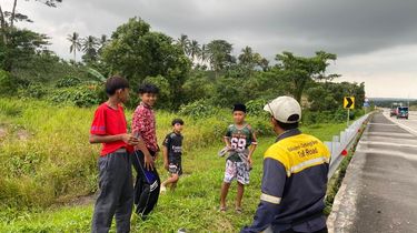 Warga Ngabuburit di Tol Bakauheni–Terbanggi Besar, Pengelola Intensifkan Sosialisasi dan Patroli