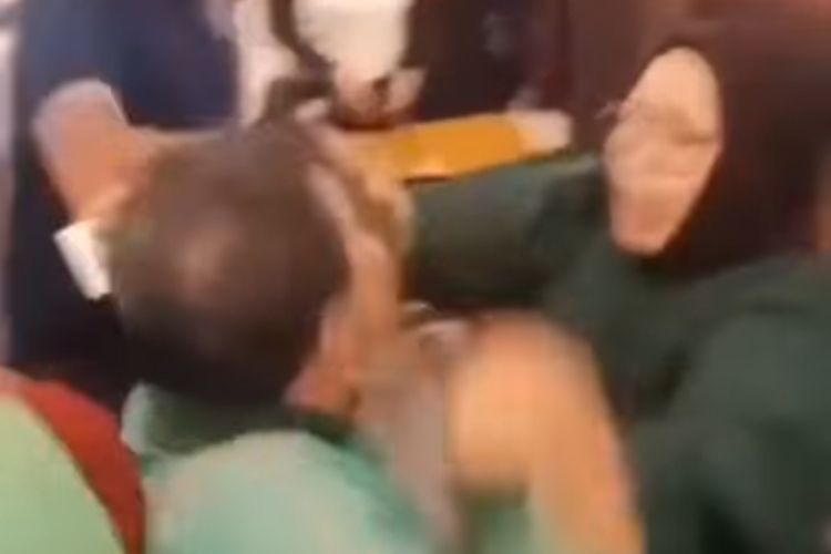 Viral di media sosial sejumlah driver ojek online ribut dengan pegawai Mie Gacoan di Bengkulu.