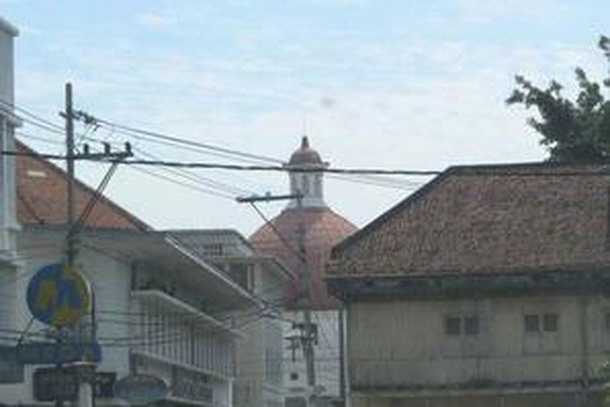  Pemandangan di Kota Lama Semarang, Jawa Tengah dengan atap Gereja Blenduk muncul di tengah-tengahnya. Disebut gereja blenduk karena atapnya berbentuk kubah.