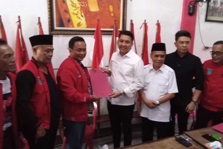 Bupati dan Waki Bupati Ogan Ilir petahana Panca Wijaya Akbar dan Ardani mengambil formulir pendaftaran sebagai calon bupati dan wakil bupati di kantor DPC PDIP Ogan Ilir