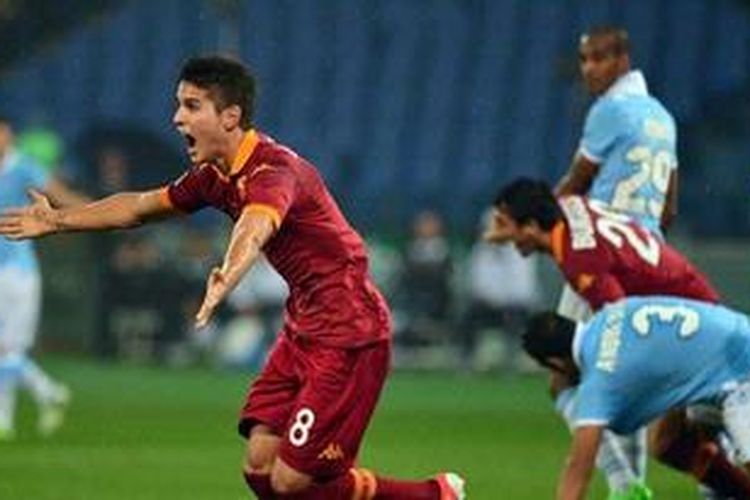 Striker AS Roma, Erik Lamela, merayakan gol yang dicetaknya ke gawang Lazio pada lanjutan Serie-A pekan ke-12 di Stadion Olimpico, Roma, Minggu (11/11/2012).