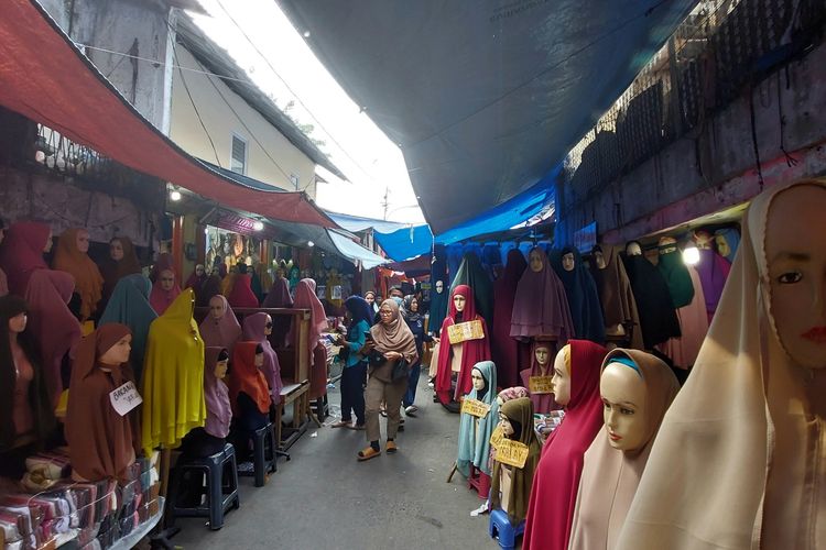 Aktivitas jual dan beli di kawasan perbelanjaan Pasar Tanah Abang, Jakarta Pusat, sudah mulai diramaikan pengunjung pada Sabtu (16/4/2022).