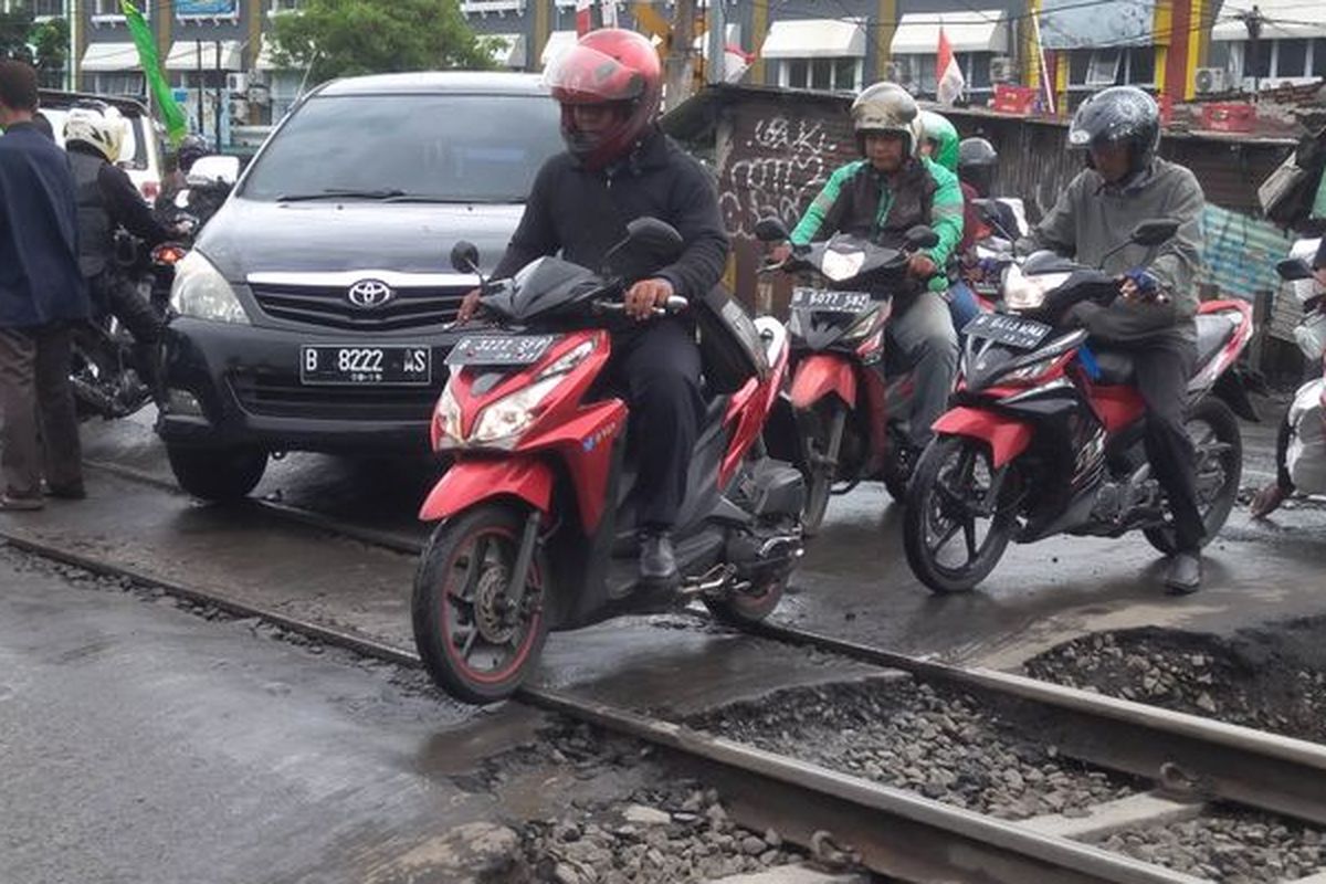Ilustrasi pelintasan kereta api 