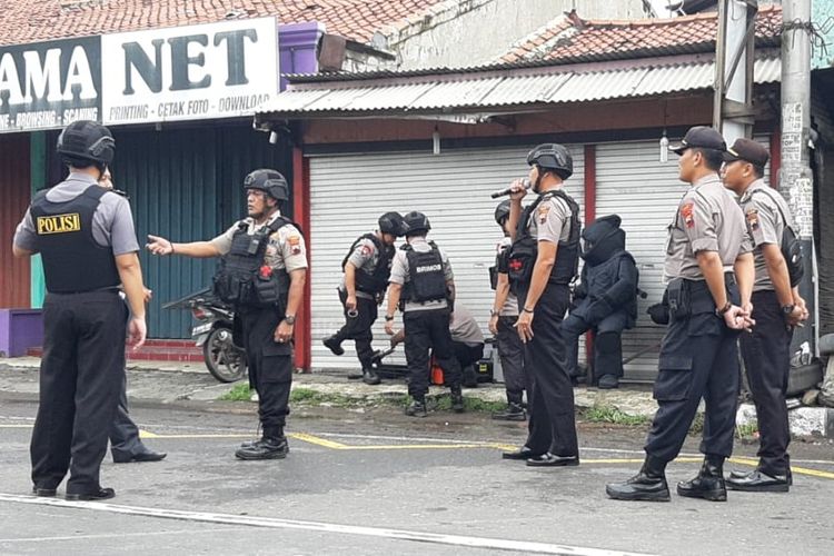 Tim Gegana Brimob Pekalongan bersiap menjinakan benda yang diduga bom di Pantura Brebes Jawa Tengah, Kamis (20/2/2020)