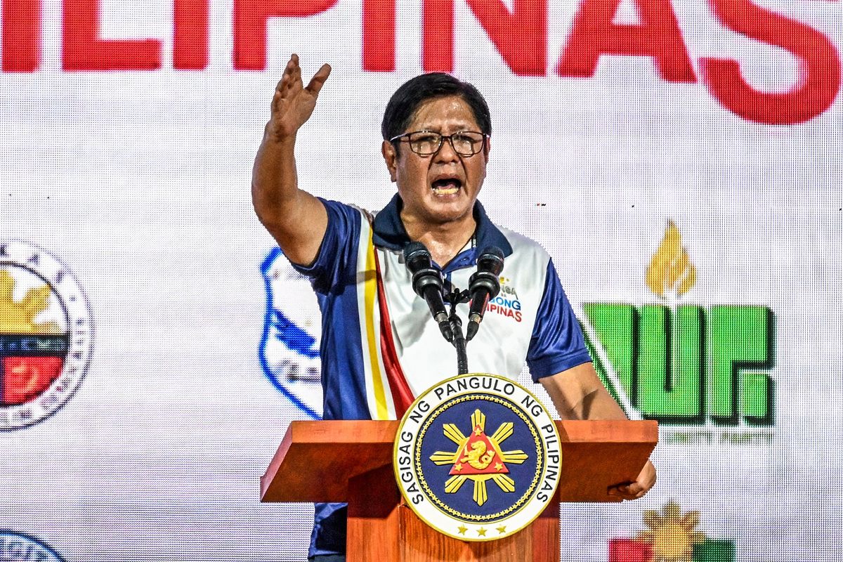 Presiden Filipina Ferdinand Marcos Jr saat berkampanye untuk mendukung calon senator dari partainya di Mandaluyong, Metro Manila, 9 Mei 2025.