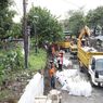 Selain Hujan Deras, Tanggul Sungai Jebol Sebabkan Jalan Mayjend Sungkono Surabaya Lumpuh