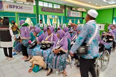 Ratusan Calon Haji Kloter 1 Tiba di Asrama Haji Surabaya