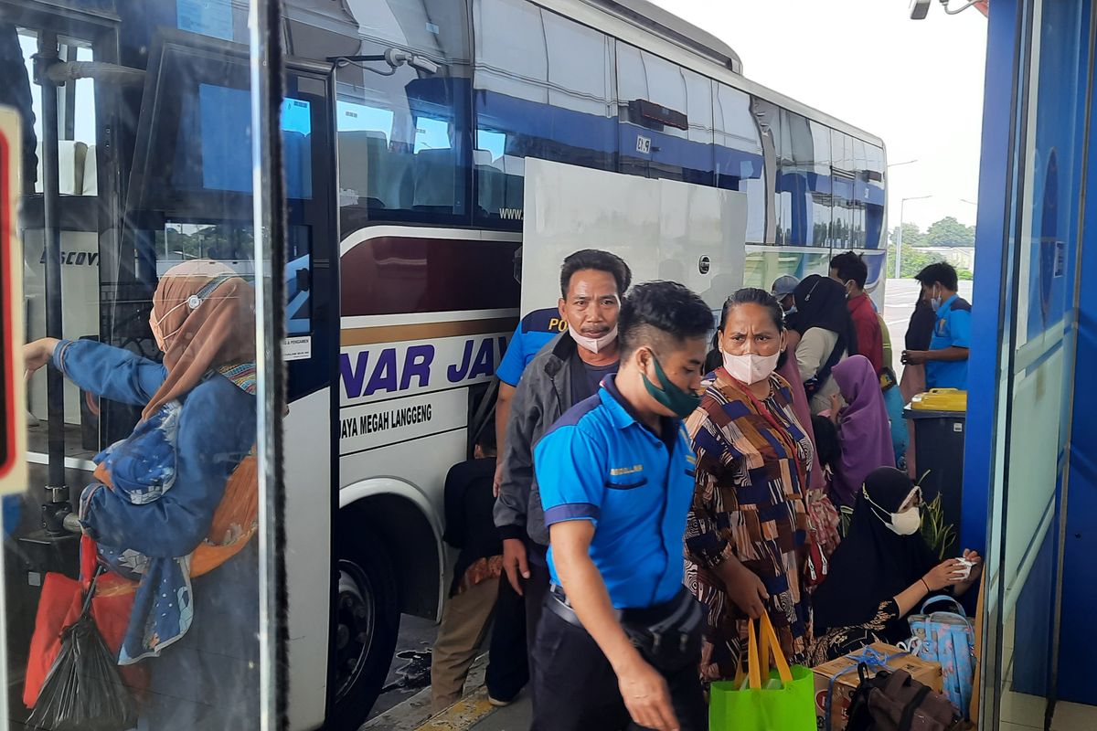 Para pemudik tiba di Terminal Terpadu Pulogebang, Jakarta Timur, pada Senin (9/5/2022).