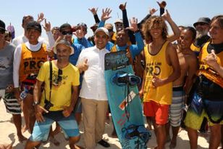 Bupati Banyuwangi Abdullah Azwar Anas (tengah, bertopi putih) bersama para 'kiteboarder' dari 20 negara yang mengikuti ajang Tabuhan Island Pro Kiteboarding, Sabtu (22/8/2015), di Pulau Tabuhan, Banyuwangi, Jawa Timur.