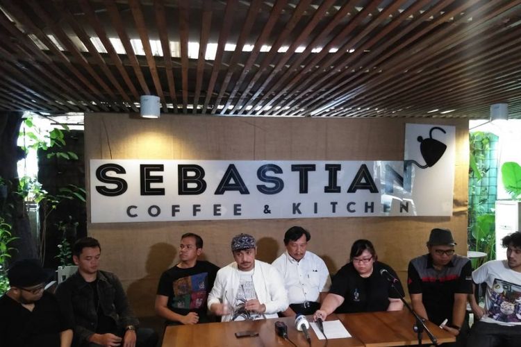 Band Nidji mengadakan jumpa pers di Sebastian Coffee & Kitchen, Bintaro, Jakarta Selatan, pada Rabu (3/5/2017). Mereka menunda konser tunggal bertema Arti Sahabat, yang semestinya akan diadakan pada 5 Mei 2017 di Gedung Balai Kartini, Jalan Gatot Subroto, Jakarta Selatan.