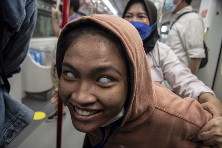 Aktor beraksi menakuti penumpang sarana transportasi Lintas Raya Terpadu (LRT) Jakarta pada wahana zombie Train to Apocalypse di Stasiun LRT, Jakarta, Jumat (12/8/2022). Wahana hasil kerja sama PT LRT Jakarta dengan Pandora Box tersebut dihadirkan guna meningkatkan minat masyarakat untuk menggunakan moda transportasi LRT. ANTARA FOTO/Muhammad Adimaja/aww. 

