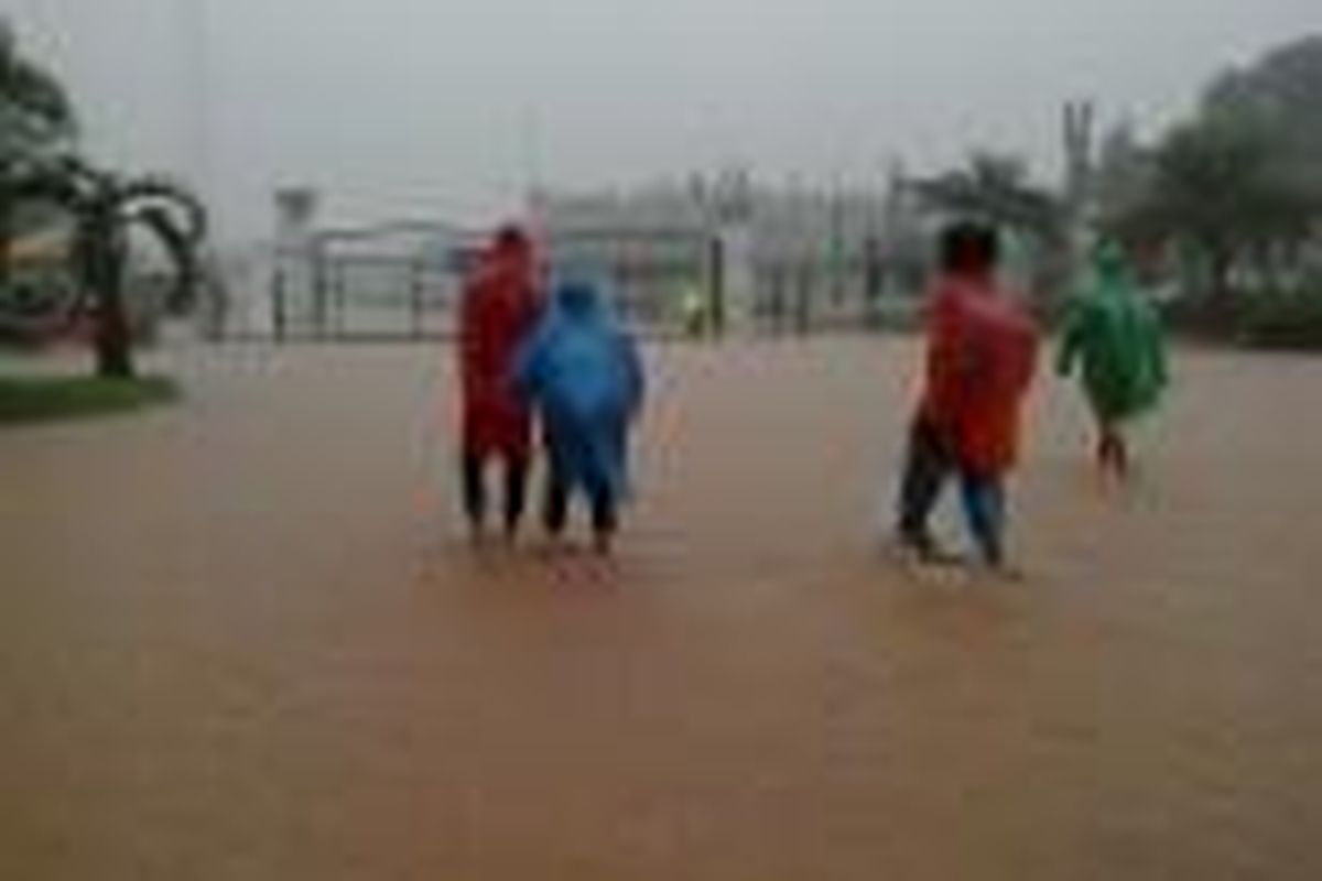 Hujan yang mengguyur Jakarta menyebabkan banjir di mana-mana, tak terkecuali kawasan Monas, Senin (9/2/2015).