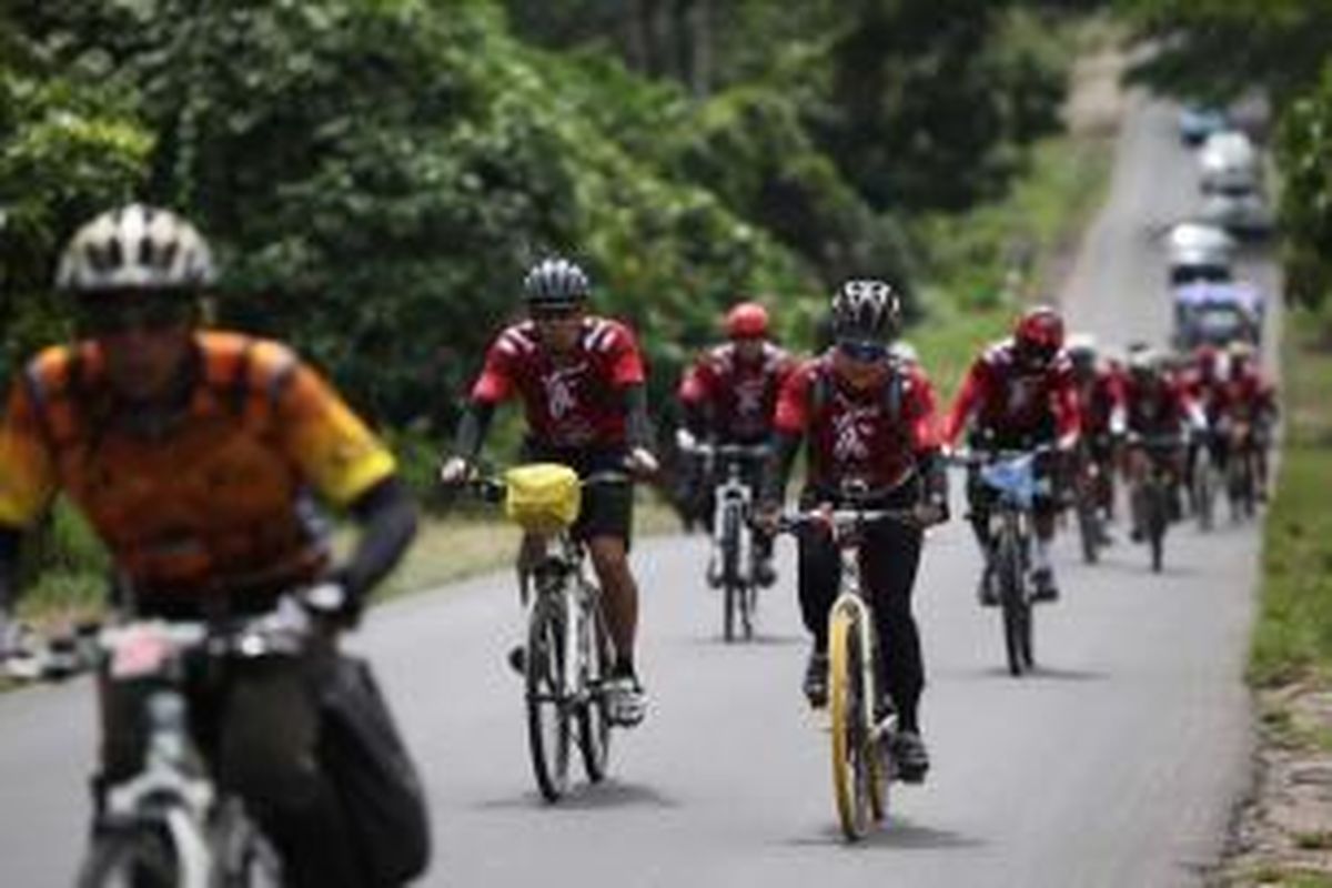 Tim Kompas Jelajah Sepeda Manado-Makasar memasuki Kecamatan Tenga, Minahasa Selatan, Sulawesi Utara, Selasa (19/8/2014). Etape kedua jelajah sepeda Manado-Makasar ditempuh sekitat 164 kilometer dari Amurang menuju Lolak.