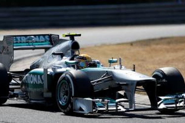 Pebalap Mercedes, Lewis Hamilton dari Inggris, mengendarai mobilnya di Sirkuit Hungaroring pada balapan GP Hongaria, Minggu (28/7/2013).