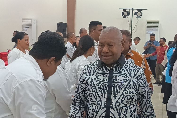Ini yang Dibisikkan Gubernur Papua Barat ke Presiden Prabowo Saat Pertemuan Para Gubernur
