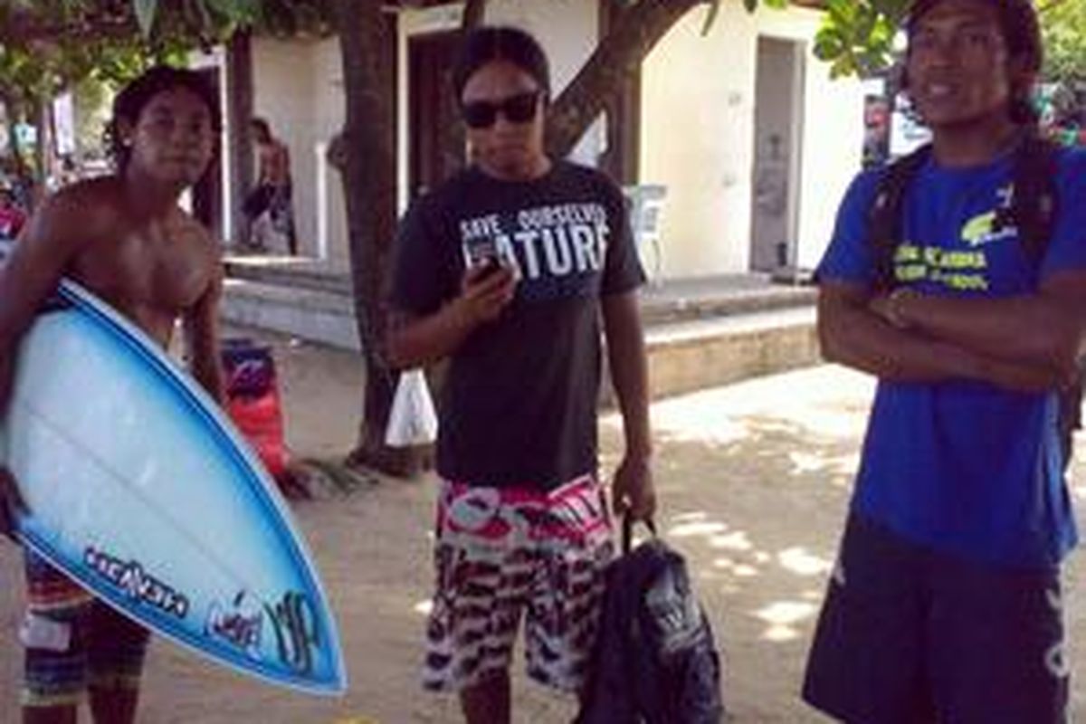 Arnold (tengah) salah seorang anak pantai yang diambil gambarnya dalam film cowboys in paradise