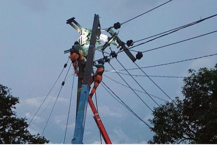 Proses penanganan gardu listrik terdampak gempa di Cianjur.