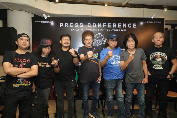 Grup band God Bless dan Edane serta Yoris Haryanto Direktur Utama Garuda Nation dalam jumpa pers yang digelar di Senayan City, Jakarta Pusat, Selasa (1/10/2019).