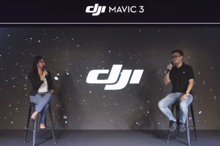 Pembawa acara Dyah Abdullah (kiri) dan Head of Business Unit DJI Erajaya Sony Wibowo (kanan) dalam sesi acara peluncuran drone DJI Mavic 3.
