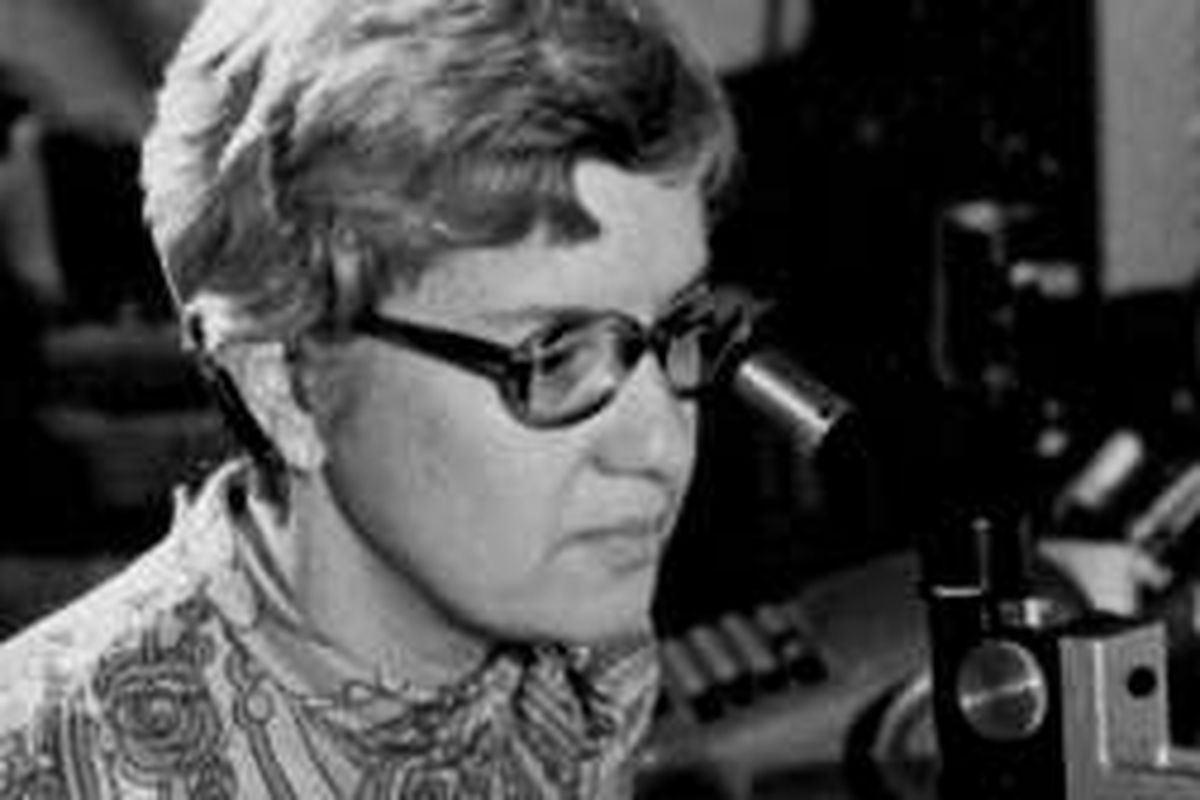 Vera Rubin. Foto diambil pada tahun 1970-an, saat Rubin melakukan riset untuk menemukan bukti keberadaan materi gelap.