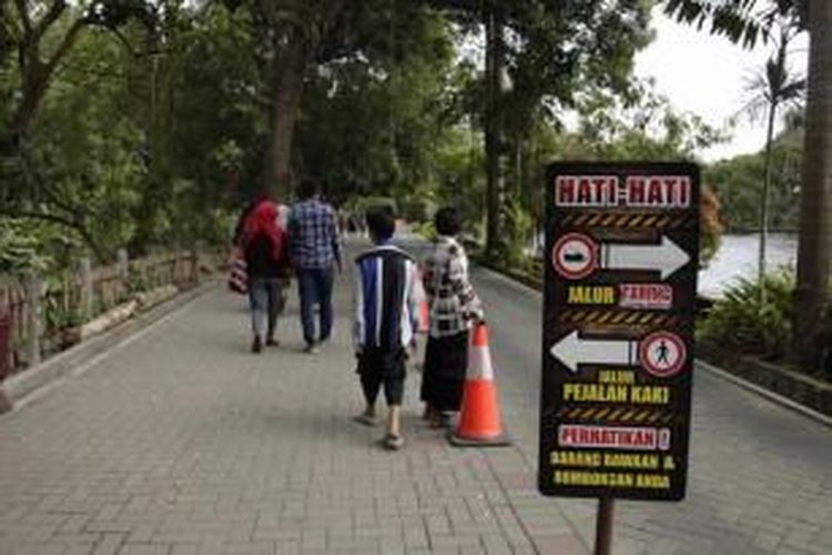 Papan penunjuk arah di Kebun Binatang Gembira Loka, Daerah Istimewa Yogyakarta, Jumat (29/8/2014). Kebun binatang yang memiliki luas sekitar 20 hektar ini menjadi salah satu tempat wisata yang diminati warga. 