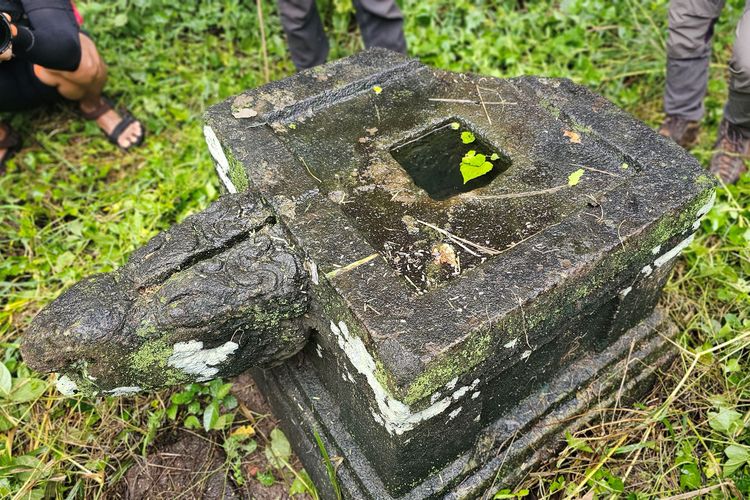 Situs arkeologi candi keprabon di Klaten, yang berada di bawah tolo Solo-Jogja