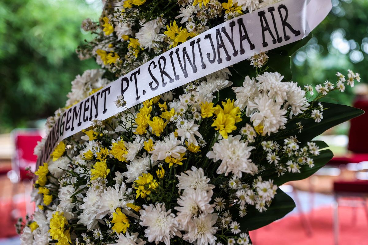 Pusara pramugara Okky Bisma korban kecelakaan Sriwijaya Air SJ 182 rute Jakarta-Pontianak di TPU Balekambang, Jakarta Timur, Kamis (14/1/2021). Pramugara Sriwijaya Air, Okky Bisma merupakan korban yang pertama kali berhasil diidentifikasi oleh Tim Disaster Victim Identification (DVI) Polri.