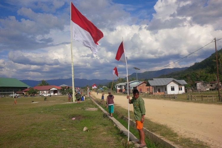 Warga Kecamatan Krayan, Nunukan, mengibarkan bendera merah putih di tapal batas.