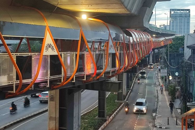 Proses pembangunan Skywalk Kebayoran Lama, Jakarta Selatan yang berintegrasi Halte TransJakarta dengan Stasiun KRL telah selesai dibangun.