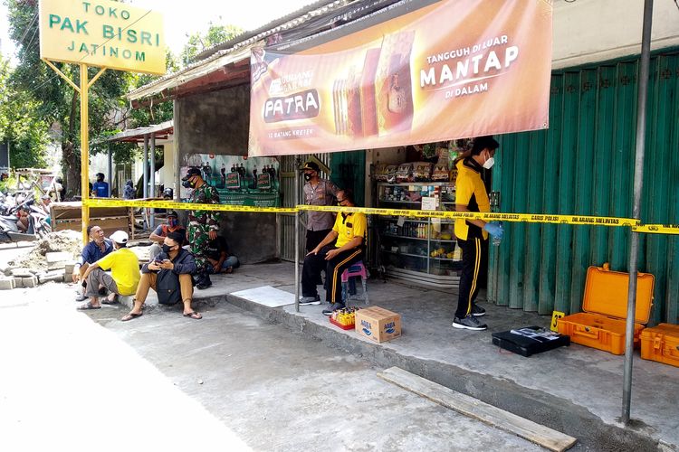 Polisi melakukan pemeriksaan di toko milik Bisri Efendi di Desa Jatinom, Kecamatan Kanigoro, Kabupaten Blitar, Jawa Timur, Sabtu (27/2/2021). Bisri ditemukan tewas di dalam tokonya dengan kondisi kedua tangan dan kakinya terikat lakban.