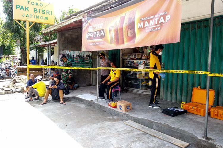 Polisi melakukan pemeriksaan di toko milik Bisri Efendi di Desa Jatinom, Kecamatan Kanigoro, Kabupaten Blitar, Jawa Timur, Sabtu (27/2/2021). Bisri ditemukan tewas di dalam tokonya dengan kondisi kedua tangan dan kakinya terikat lakban. 