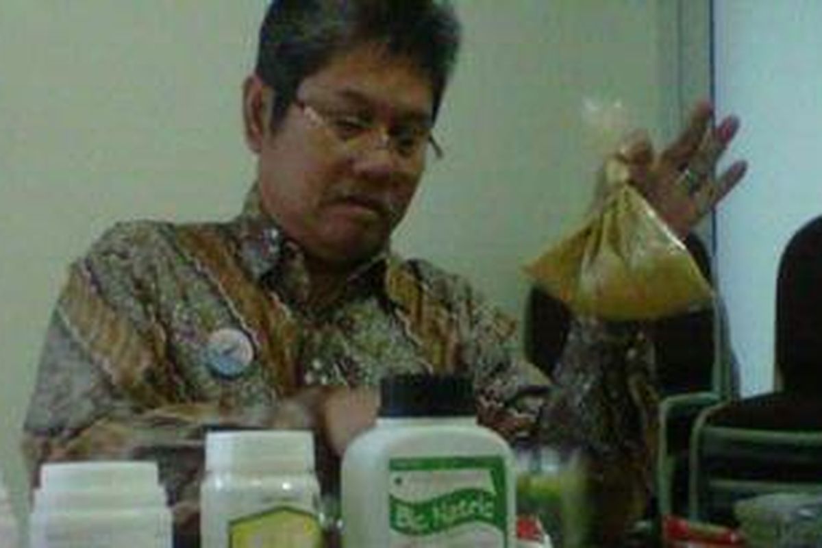 Kepala Balai Besar Pengawas Obat dan Makanan (BPOM) Semarang Supriyanto Utomo saat memperlihatkan obat dan obat tradisional illegal yang disita karena diduga mengandung bahan kimia obat tanpa izin, Rabu (18/7/2012) 