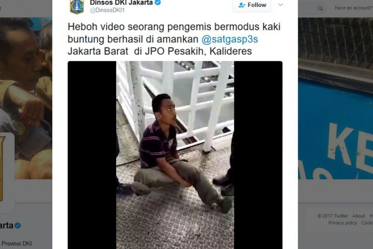 Seorang pemuda mengemis dengan berpura-pura kehilangan sebelah kakinya. Video pemuda ini diunggah akun Twitter @DinsosDKI1.