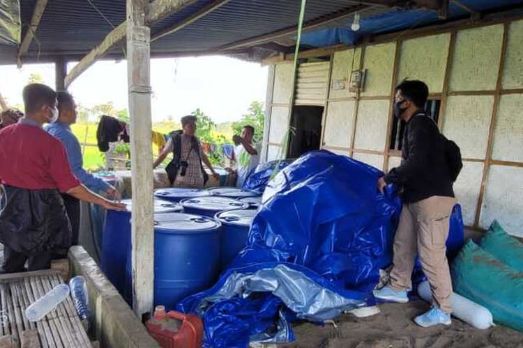 Aparat kepolisian Polsek Bontonompo, Kabupaten Gowa, Sulawesi Selatan menggerebek sebuah rumah yag menjadi tempat penimbunan BBM bersubsidi. Selasa, (9/2/2023).