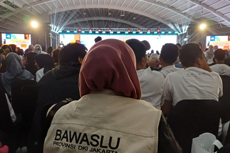 Bawaslu DKI saat mengawasi jalannya acara BUMN NEXT GEN 2024 di Pondok Indah Mall (PIM) III, Kebayoran Lama, Jakarta Selatan, Selasa (13/2/2024).