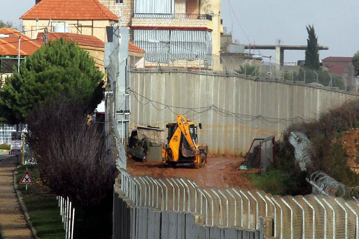 Foto yang diambil dari desa Kfar Kila, di selatan Lebanon, dekat dengan tembok perbatasan Israel, memperlihatkan alat berat yang beroperasi dari wilayah Israel, setelah diumumkannya temuan terowongan Hezbollah.