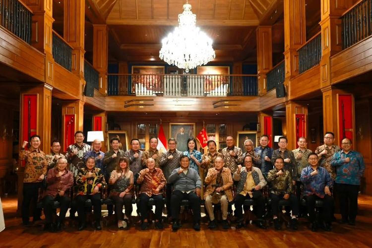 Presiden RI Prabowo Subianto bersama sejumlah pengusaha yang tergabung dalam Asosiasi Pengusaha Indonesia (Apindo) di kediamannya yang berlokasi di Hambalang, Kabupaten Bogor, Jawa Barat, Senin (9/2/2026). 